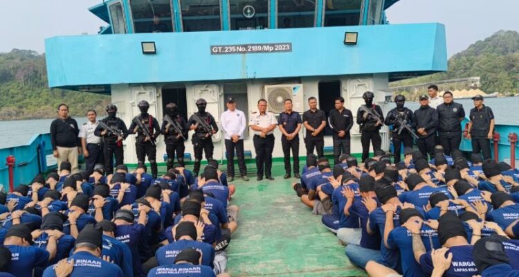 Sebanyak 123 narapidana berada di atas kapal yang membawa mereka menuju Lapas di Pulau Nusakambangan, Cilacap, Jawa Tengah, Kamis (10/9/2026). Sumber foto: Antara