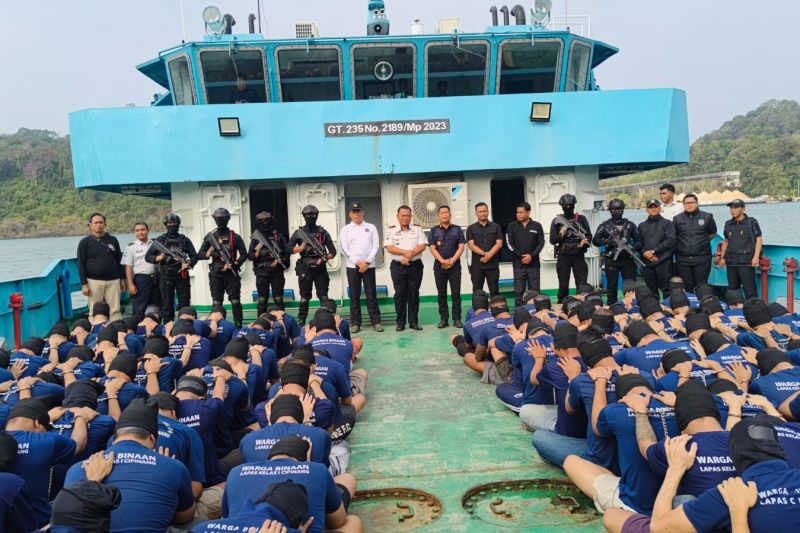 Sebanyak 123 narapidana berada di atas kapal yang membawa mereka menuju Lapas di Pulau Nusakambangan, Cilacap, Jawa Tengah, Kamis (10/9/2026). Sumber foto: Antara Sebanyak 123 narapidana berada di atas kapal yang membawa mereka menuju Lapas di Pulau Nusakambangan, Cilacap, Jawa Tengah, Kamis (10/9/2026). Sumber foto: Antara