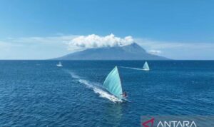 Sejumlah perahu layar berpacu dalam lomba perahu layar pada Festival Sangiang Api 2026 di perairan Desa Sangiang, Kecamatan Wera, Kabupaten Bima, Nusa Tenggara Barat, Selasa (8/9/2026). Lomba perahu layar menjadi salah satu atraksi utama festival yang mengangkat tradisi bahari dan potensi wisata alam Pulau Sangiang. Sumber foto: Antara Sejumlah perahu layar berpacu dalam lomba perahu layar pada Festival Sangiang Api 2026 di perairan Desa Sangiang, Kecamatan Wera, Kabupaten Bima, Nusa Tenggara Barat, Selasa (8/9/2026). Lomba perahu layar menjadi salah satu atraksi utama festival yang mengangkat tradisi bahari dan potensi wisata alam Pulau Sangiang. Sumber foto: Antara