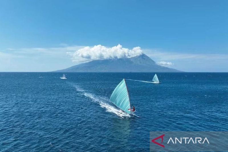 Sejumlah perahu layar berpacu dalam lomba perahu layar pada Festival Sangiang Api 2026 di perairan Desa Sangiang, Kecamatan Wera, Kabupaten Bima, Nusa Tenggara Barat, Selasa (8/9/2026). Lomba perahu layar menjadi salah satu atraksi utama festival yang mengangkat tradisi bahari dan potensi wisata alam Pulau Sangiang. Sumber foto: Antara Sejumlah perahu layar berpacu dalam lomba perahu layar pada Festival Sangiang Api 2026 di perairan Desa Sangiang, Kecamatan Wera, Kabupaten Bima, Nusa Tenggara Barat, Selasa (8/9/2026). Lomba perahu layar menjadi salah satu atraksi utama festival yang mengangkat tradisi bahari dan potensi wisata alam Pulau Sangiang. Sumber foto: Antara