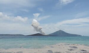 Gunung Anak Krakatau yang tengah aktif. Sumber foto: Antara