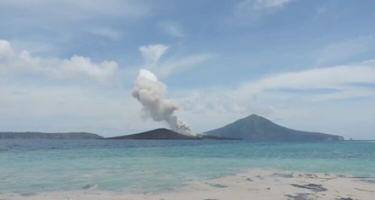 Gunung Anak Krakatau yang tengah aktif. Sumber foto: Antara