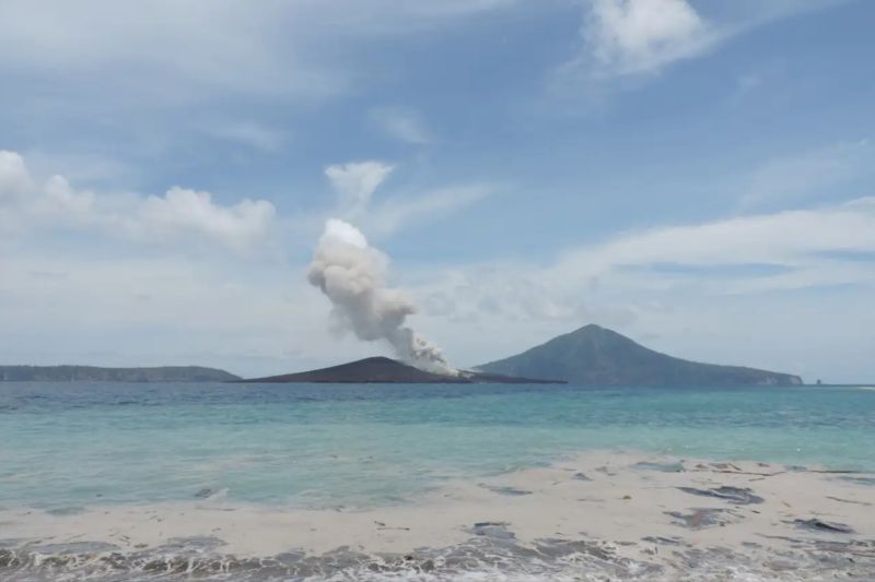 Gunung Anak Krakatau yang tengah aktif. Sumber foto: Antara Gunung Anak Krakatau yang tengah aktif. Sumber foto: Antara