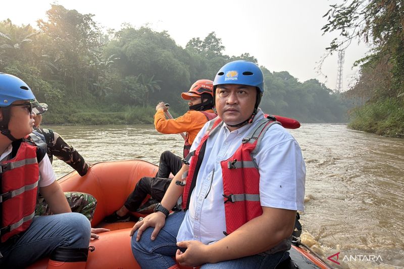 Bogor District Head Rudy Susmanto inspects the Cileungsi River in Bogor District, West Java, Saturday (Sept. 19, 2026). Photo Source: Antara Bogor District Head Rudy Susmanto inspects the Cileungsi River in Bogor District, West Java, Saturday (Sept. 19, 2026). Photo Source: Antara