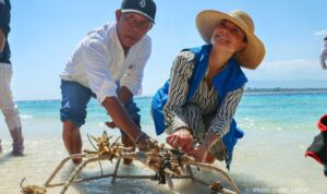 Putri Mahkota Swedia Victoria (kanan) saat melakukan kegiatan penanaman terumbu karang di pulau Gili Meno Kabupaten Lombok Utara Provinsi NTB di Lombok Utara, Minggu (6/9/2026). Sumber foto: Antara Putri Mahkota Swedia Victoria (kanan) saat melakukan kegiatan penanaman terumbu karang di pulau Gili Meno Kabupaten Lombok Utara Provinsi NTB di Lombok Utara, Minggu (6/9/2026). Sumber foto: Antara