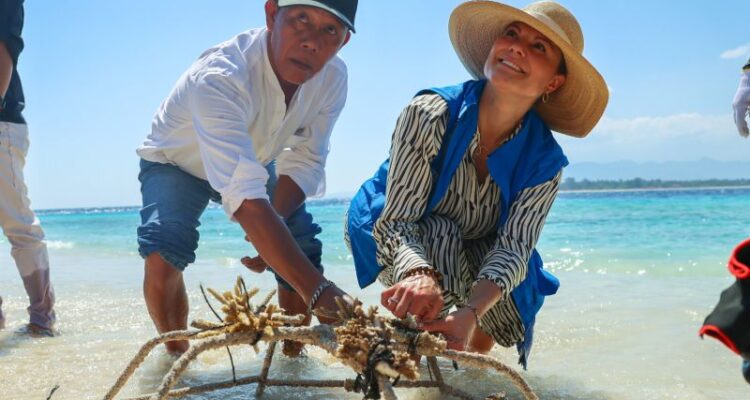 Putri Mahkota Swedia Victoria (kanan) saat melakukan kegiatan penanaman terumbu karang di pulau Gili Meno Kabupaten Lombok Utara Provinsi NTB di Lombok Utara, Minggu (6/9/2026). Sumber foto: Antara