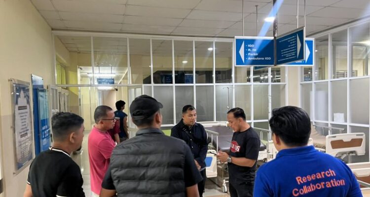 Personel Satreskrim Polresta Banda Aceh saat melakukan penyelidikan terkait meninggalnya taruna Poltekpel Malahayati Aceh, di RSUDZA Banda Aceh, Minggu (27/9/2026). Sumber foto: Antara