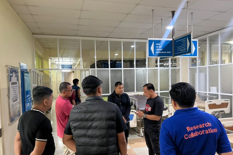 Personel Satreskrim Polresta Banda Aceh saat melakukan penyelidikan terkait meninggalnya taruna Poltekpel Malahayati Aceh, di RSUDZA Banda Aceh, Minggu (27/9/2026). Sumber foto: Antara Personel Satreskrim Polresta Banda Aceh saat melakukan penyelidikan terkait meninggalnya taruna Poltekpel Malahayati Aceh, di RSUDZA Banda Aceh, Minggu (27/9/2026). Sumber foto: Antara