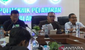 Direktur Politeknik Pelayaran (Poltekpel) Malahayati Banda Aceh Andi Fiardi memberikan keterangan terkait meninggalnya calon taruna dalam konferensi pers di Aceh Besar, Rabu (30/9/2026). Sumber foto: Antara