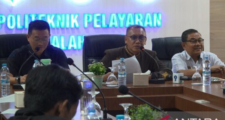 Direktur Politeknik Pelayaran (Poltekpel) Malahayati Banda Aceh Andi Fiardi memberikan keterangan terkait meninggalnya calon taruna dalam konferensi pers di Aceh Besar, Rabu (30/9/2026). Sumber foto: Antara