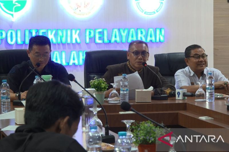 Direktur Politeknik Pelayaran (Poltekpel) Malahayati Banda Aceh Andi Fiardi memberikan keterangan terkait meninggalnya calon taruna dalam konferensi pers di Aceh Besar, Rabu (30/9/2026). Sumber foto: Antara Direktur Politeknik Pelayaran (Poltekpel) Malahayati Banda Aceh Andi Fiardi memberikan keterangan terkait meninggalnya calon taruna dalam konferensi pers di Aceh Besar, Rabu (30/9/2026). Sumber foto: Antara