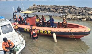 Kapal pencari jurnalis yang hilang mendarat di Pos SAR Pantai Marina Carita, Pandeglang, Banten, pada Kamis (10/9/2026) sekitar pukul 14.05 WIB. Sumber foto: Antara