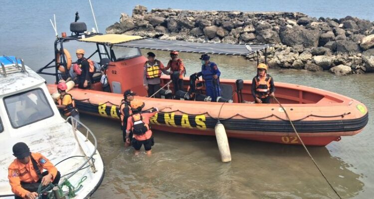 Kapal pencari jurnalis yang hilang mendarat di Pos SAR Pantai Marina Carita, Pandeglang, Banten, pada Kamis (10/9/2026) sekitar pukul 14.05 WIB. Sumber foto: Antara