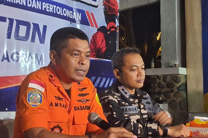 Kepala Kantor SAR Banten Al Amrad (kiri) dalam konferensi pers di Pandeglang, Banten, pada Kamis (10/9/2026) untuk update pencarian lima jurnalis, dua awak kapal, dan satu pemandu yang hilang saat meliput erupsi Gunung Anak Krakatau pada Senin (7/9/2026). Sumber foto: Antara Kepala Kantor SAR Banten Al Amrad (kiri) dalam konferensi pers di Pandeglang, Banten, pada Kamis (10/9/2026) untuk update pencarian lima jurnalis, dua awak kapal, dan satu pemandu yang hilang saat meliput erupsi Gunung Anak Krakatau pada Senin (7/9/2026). Sumber foto: Antara