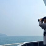 Wakapolda Banten Brigjen Pol. Iwan Saktiadi saat memantau area Gunung Krakatau melalui teropong di KP Sanjaya yang fokus cari jurnalis dan tiga awak kapal yang hilang di Perairan Selat Sunda, Banten, pada Sabtu (12/9/2026). Sumber foto: Antara