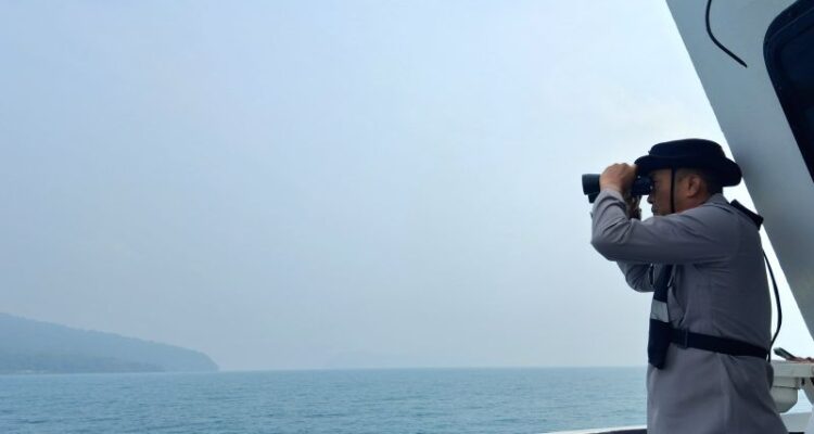 Wakapolda Banten Brigjen Pol. Iwan Saktiadi saat memantau area Gunung Krakatau melalui teropong di KP Sanjaya yang fokus cari jurnalis dan tiga awak kapal yang hilang di Perairan Selat Sunda, Banten, pada Sabtu (12/9/2026). Sumber foto: Antara