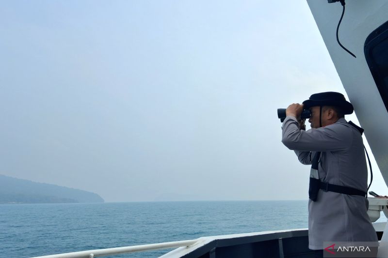 Wakapolda Banten Brigjen Pol. Iwan Saktiadi saat memantau area Gunung Krakatau melalui teropong di KP Sanjaya yang fokus cari jurnalis dan tiga awak kapal yang hilang di Perairan Selat Sunda, Banten, pada Sabtu (12/9/2026). Sumber foto: Antara Wakapolda Banten Brigjen Pol. Iwan Saktiadi saat memantau area Gunung Krakatau melalui teropong di KP Sanjaya yang fokus cari jurnalis dan tiga awak kapal yang hilang di Perairan Selat Sunda, Banten, pada Sabtu (12/9/2026). Sumber foto: Antara