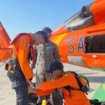 Basarnas mengerahkan helikopter HR-3601 untuk mengevakuasi para korban yang mengalami kecelakaan di perairan Laut Jawa saat berlayar dari Surabaya menuju Banjarmasin pada Minggu (13/9/2026). Sumber foto: Antara