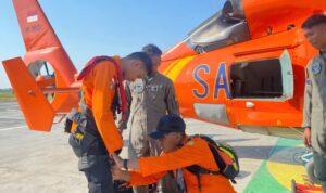 Basarnas mengerahkan helikopter HR-3601 untuk mengevakuasi para korban yang mengalami kecelakaan di perairan Laut Jawa saat berlayar dari Surabaya menuju Banjarmasin pada Minggu (13/9/2026). Sumber foto: Antara