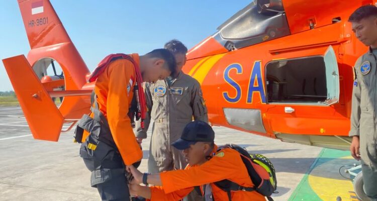 Basarnas mengerahkan helikopter HR-3601 untuk mengevakuasi para korban yang mengalami kecelakaan di perairan Laut Jawa saat berlayar dari Surabaya menuju Banjarmasin pada Minggu (13/9/2026). Sumber foto: Antara