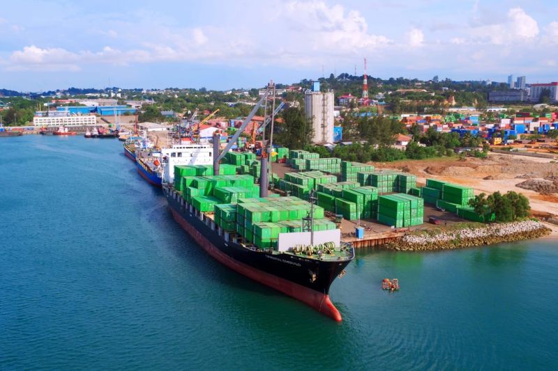 Kegiatan kapal cargo di Terminal Umum Batu Ampar, Batam, Kepri. Sumber foto: Antara