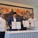 Penandatanganan SKB Menteri Agama, Menteri Ketenagakerjaan, dan Menteri Pendayagunaan Aparatur Negara dan Reformasi Birokrasi dalam rangka penetapan Hari Libur Nasional dan Cuti Bersama tahun 2027 yang disaksikan oleh Menko PMK Pratikno (paling kiri) di Jakarta pada Selasa (15/9/2026). Sumber foto: Antara