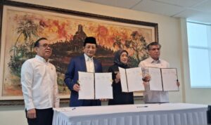 Penandatanganan SKB Menteri Agama, Menteri Ketenagakerjaan, dan Menteri Pendayagunaan Aparatur Negara dan Reformasi Birokrasi dalam rangka penetapan Hari Libur Nasional dan Cuti Bersama tahun 2027 yang disaksikan oleh Menko PMK Pratikno (paling kiri) di Jakarta pada Selasa (15/9/2026). Sumber foto: Antara Penandatanganan SKB Menteri Agama, Menteri Ketenagakerjaan, dan Menteri Pendayagunaan Aparatur Negara dan Reformasi Birokrasi dalam rangka penetapan Hari Libur Nasional dan Cuti Bersama tahun 2027 yang disaksikan oleh Menko PMK Pratikno (paling kiri) di Jakarta pada Selasa (15/9/2026). Sumber foto: Antara