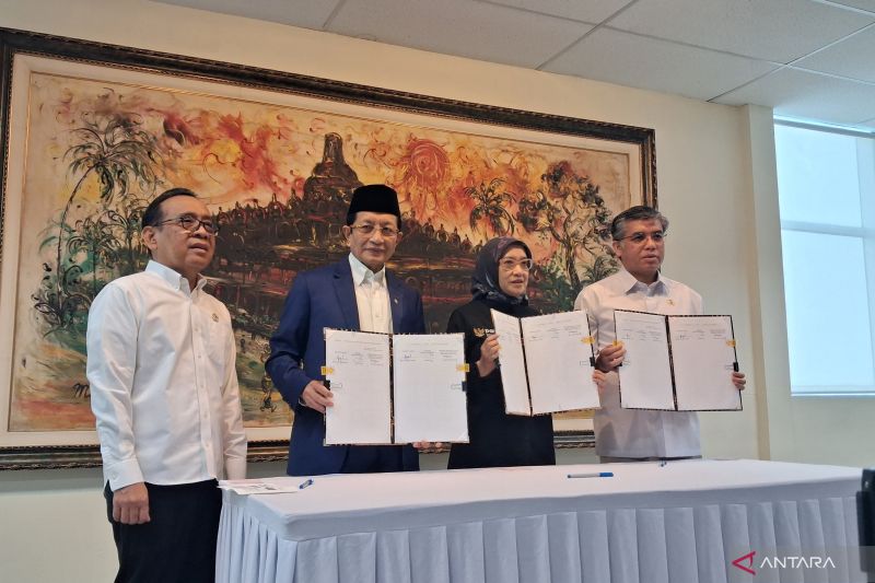 Penandatanganan SKB Menteri Agama, Menteri Ketenagakerjaan, dan Menteri Pendayagunaan Aparatur Negara dan Reformasi Birokrasi dalam rangka penetapan Hari Libur Nasional dan Cuti Bersama tahun 2027 yang disaksikan oleh Menko PMK Pratikno (paling kiri) di Jakarta pada Selasa (15/9/2026). Sumber foto: Antara Penandatanganan SKB Menteri Agama, Menteri Ketenagakerjaan, dan Menteri Pendayagunaan Aparatur Negara dan Reformasi Birokrasi dalam rangka penetapan Hari Libur Nasional dan Cuti Bersama tahun 2027 yang disaksikan oleh Menko PMK Pratikno (paling kiri) di Jakarta pada Selasa (15/9/2026). Sumber foto: Antara