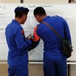 Petugas mencocokkan data korban KM Virgo Transport 8 di Posko Informasi Pelindo di Pelabuhan Tanjung Perak, Surabaya, Minggu (13/9/2026). Sumber foto: Antara