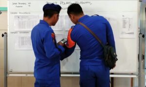 Petugas mencocokkan data korban KM Virgo Transport 8 di Posko Informasi Pelindo di Pelabuhan Tanjung Perak, Surabaya, Minggu (13/9/2026). Sumber foto: Antara