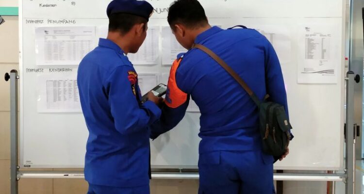 Petugas mencocokkan data korban KM Virgo Transport 8 di Posko Informasi Pelindo di Pelabuhan Tanjung Perak, Surabaya, Minggu (13/9/2026). Sumber foto: Antara