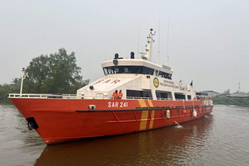 Basarnas mengerahkan KN SAR Laksmana 241 untuk mencari Kapal Virgo Transport 8 yang membawa penumpang 243 orang hilang kontak di Laut Jawa, di Banjarmasin, Kalimantan Selatan, Minggu (13/9/2026). Sumber foto: Antara Basarnas mengerahkan KN SAR Laksmana 241 untuk mencari Kapal Virgo Transport 8 yang membawa penumpang 243 orang hilang kontak di Laut Jawa, di Banjarmasin, Kalimantan Selatan, Minggu (13/9/2026). Sumber foto: Antara