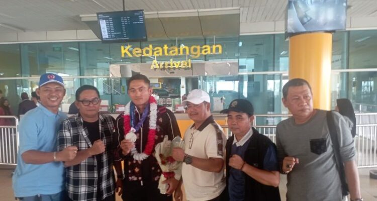 Penyambutan atlet Jambi yang berhasil meraih medali perak Asian Games di Jepang tiba di Jambi. Sumber foto: Antara