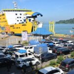 Ilustrasi - Kapal ferry bersandar di dermaga saat proses pemuatan kendaraan berlangsung. Sumber foto: Antara