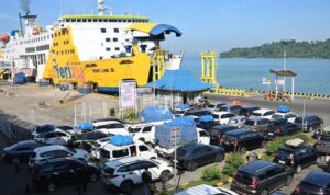 Ilustrasi - Kapal ferry bersandar di dermaga saat proses pemuatan kendaraan berlangsung. Sumber foto: Antara Ilustrasi - Kapal ferry bersandar di dermaga saat proses pemuatan kendaraan berlangsung. Sumber foto: Antara
