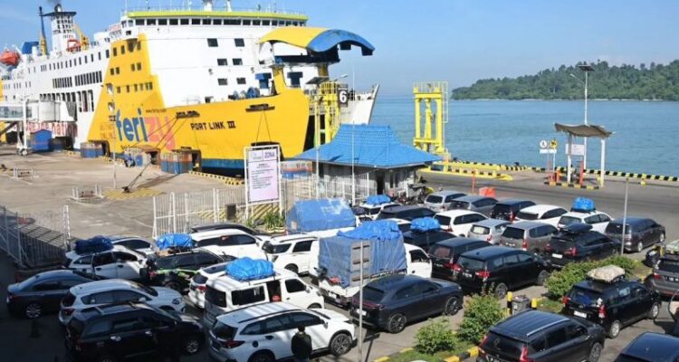 Ilustrasi - Kapal ferry bersandar di dermaga saat proses pemuatan kendaraan berlangsung. Sumber foto: Antara