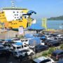 Ilustrasi - Kapal ferry bersandar di dermaga saat proses pemuatan kendaraan berlangsung. Sumber foto: Antara