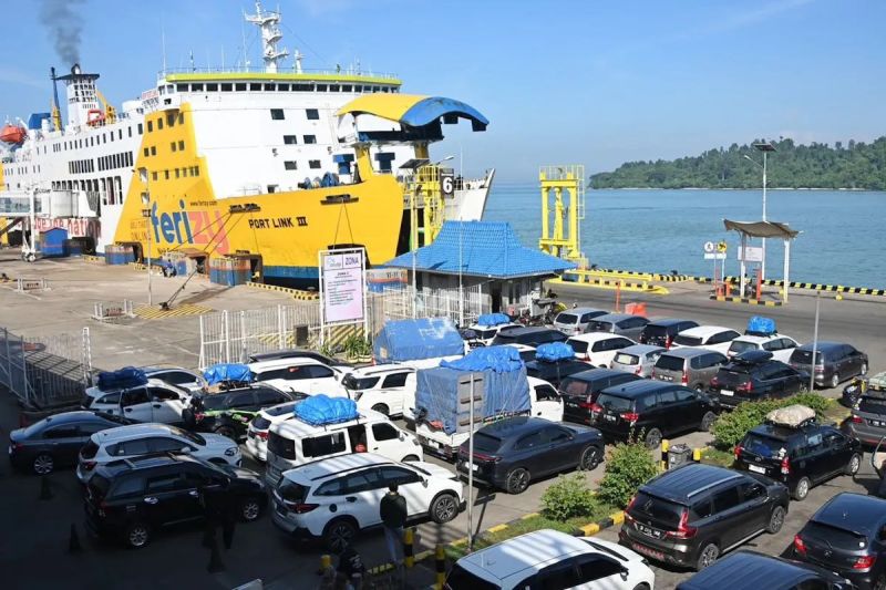Ilustrasi - Kapal ferry bersandar di dermaga saat proses pemuatan kendaraan berlangsung. Sumber foto: Antara