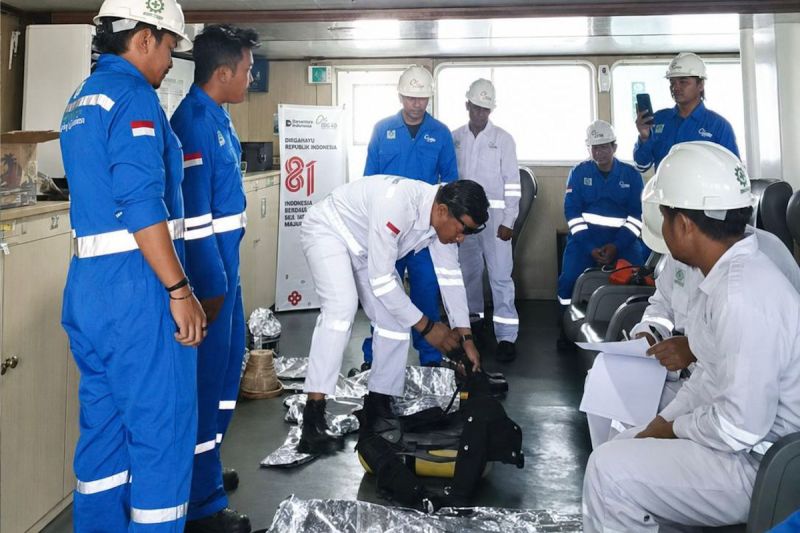 Safety meeting dan latihan keadaan darurat di KMP Portlink II yang diselenggarakan PT ASDP di Cabang Lembar, Lombok Barat, Nusa Tenggara Barat. Sumber foto: Antara