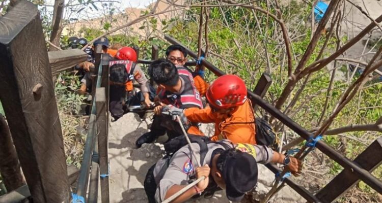 The joint search and rescue team evacuates the body of an Australian national who fell from a cliff at Kelingking Beach, Denpasar, on Saturday (September 12, 2026). Photo Source: Antara News Agency