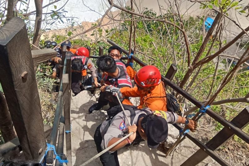 The joint search and rescue team evacuates the body of an Australian national who fell from a cliff at Kelingking Beach, Denpasar, on Saturday (September 12, 2026). Photo Source: Antara News Agency