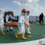 A joint SAR team evacuated five bodies recovered from the sunken ship's hull and lifted them onto the KRI Gusti Ngurah Rai and KN SAR Purworejo before being flown using Basarnas HR 3601 and TNI AL HS 1331 helicopters on the 16th day of SAR operations for Virgo Transport 8 ferry accident in Masalembo waters, Java Sea, Monday (September 28, 2026). Photo source: Antara News Agency