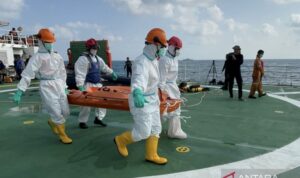 A joint SAR team evacuated five bodies recovered from the sunken ship's hull and lifted them onto the KRI Gusti Ngurah Rai and KN SAR Purworejo before being flown using Basarnas HR 3601 and TNI AL HS 1331 helicopters on the 16th day of SAR operations for Virgo Transport 8 ferry accident in Masalembo waters, Java Sea, Monday (September 28, 2026). Photo source: Antara News Agency