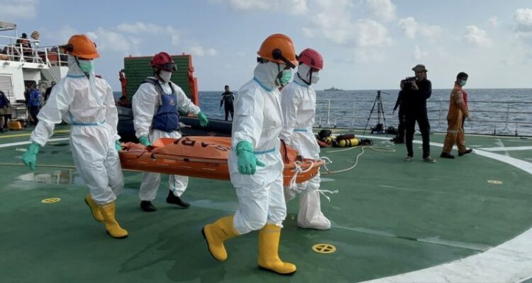 A joint SAR team evacuated five bodies recovered from the sunken ship's hull and lifted them onto the KRI Gusti Ngurah Rai and KN SAR Purworejo before being flown using Basarnas HR 3601 and TNI AL HS 1331 helicopters on the 16th day of SAR operations for Virgo Transport 8 ferry accident in Masalembo waters, Java Sea, Monday (September 28, 2026). Photo source: Antara News Agency
