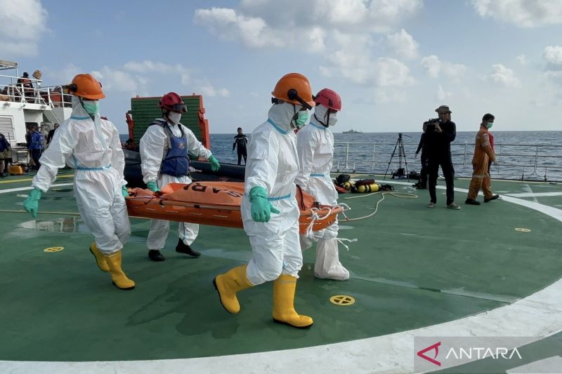 A joint SAR team evacuated five bodies recovered from the sunken ship's hull and lifted them onto the KRI Gusti Ngurah Rai and KN SAR Purworejo before being flown using Basarnas HR 3601 and TNI AL HS 1331 helicopters on the 16th day of SAR operations for Virgo Transport 8 ferry accident in Masalembo waters, Java Sea, Monday (September 28, 2026). Photo source: Antara News Agency A joint SAR team evacuated five bodies recovered from the sunken ship's hull and lifted them onto the KRI Gusti Ngurah Rai and KN SAR Purworejo before being flown using Basarnas HR 3601 and TNI AL HS 1331 helicopters on the 16th day of SAR operations for Virgo Transport 8 ferry accident in Masalembo waters, Java Sea, Monday (September 28, 2026). Photo source: Antara News Agency