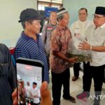 Penyerahan benih ikan kepada perwakilan kelompok oleh Wakil Bupati Natuna Jarmin (kacamata) di UPT BBI Dinas Perikanan Natuna pada Jumat (11/9/2026). Sumber foto: Antara