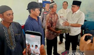 Penyerahan benih ikan kepada perwakilan kelompok oleh Wakil Bupati Natuna Jarmin (kacamata) di UPT BBI Dinas Perikanan Natuna pada Jumat (11/9/2026). Sumber foto: Antara