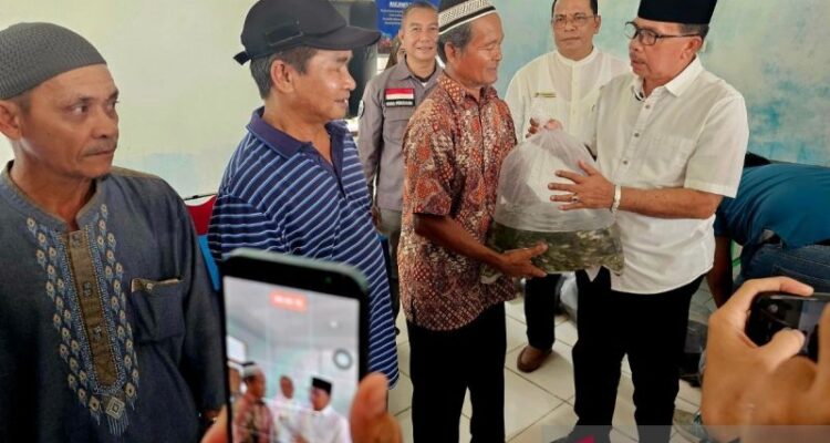 Penyerahan benih ikan kepada perwakilan kelompok oleh Wakil Bupati Natuna Jarmin (kacamata) di UPT BBI Dinas Perikanan Natuna pada Jumat (11/9/2026). Sumber foto: Antara