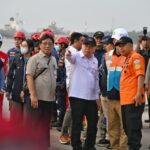 Menteri Perhubungan (Menhub) Dudy Purwagandhi (ketiga kanan) memantau langsung pencarian dan evakuasi korban KMP Virgo Transport 8 yang mengalami kecelakaan di perairan Laut Jawa, Minggu (13/9/2026). Sumber foto: Antara