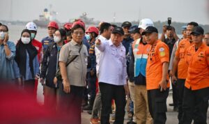 Menteri Perhubungan (Menhub) Dudy Purwagandhi (ketiga kanan) memantau langsung pencarian dan evakuasi korban KMP Virgo Transport 8 yang mengalami kecelakaan di perairan Laut Jawa, Minggu (13/9/2026). Sumber foto: Antara Menteri Perhubungan (Menhub) Dudy Purwagandhi (ketiga kanan) memantau langsung pencarian dan evakuasi korban KMP Virgo Transport 8 yang mengalami kecelakaan di perairan Laut Jawa, Minggu (13/9/2026). Sumber foto: Antara
